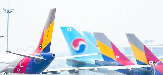 인천국제공항 주기장에 세워진 대한항공과 아시아나항공 여객기 모습 [연합]