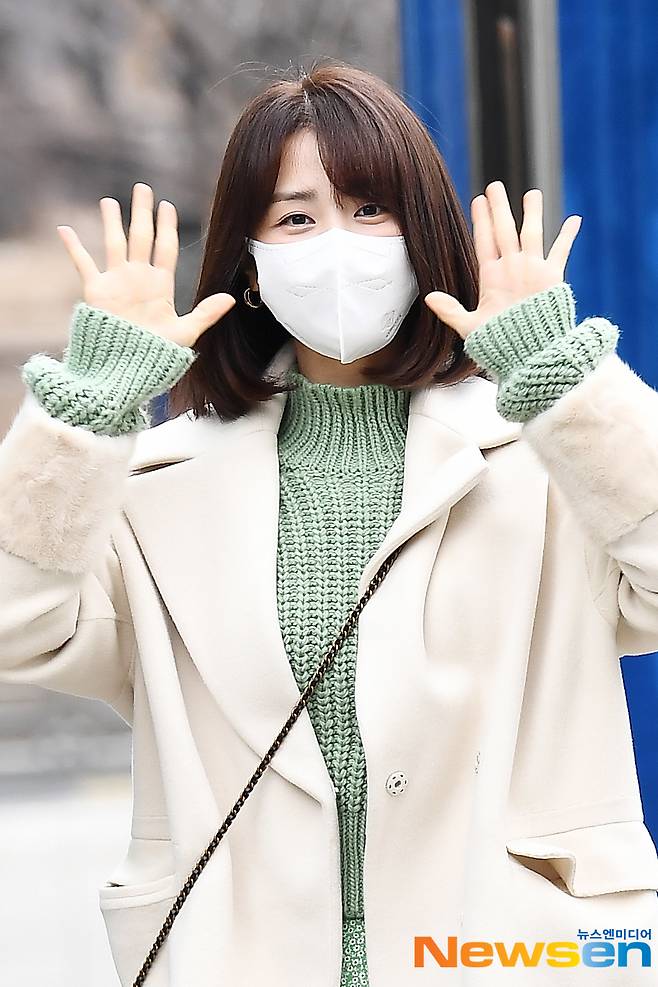 Actor Park Ha-sun is entering the office building to host SBS Power FM Park Ha-suns Cinetown held at SBS Mok-dong, Yangcheon-gu, Seoul on the morning of January 11th.