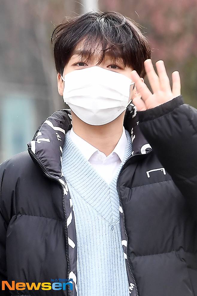 Singer Jeong Se-woon is leaving work after completing the SBS Power FM Choi Hwa-jungs Power Time radio schedule held at SBS Mok-dong, Yangcheon-gu, Seoul on the afternoon of January 11.