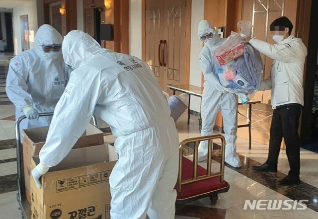 [증평=뉴시스]강신욱 기자 = 육군 37보병사단은 신종 코로나바이러스 감염증(코로나19) 확산 차단을 위해 경증환자 생활치료센터에서 현장 지원하고 있다. 제천 건강보험공단 인재개발원 생활치료센터에 투입된 장병들이 지원 임무를 수행하고 있다. (사진=육군 37사단 제공) 2020.01.11. photo@newsis.com