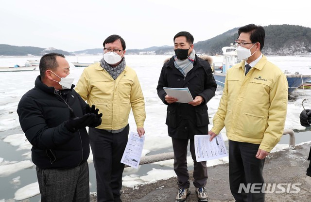 [홍성=뉴시스] 양승조(왼쪽 첫번째) 충남지사가 가로림만 한파 및 저수온 피해 상황을 살피고 있다.