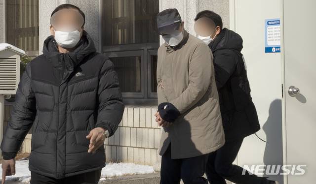 [광주=뉴시스] 김혜인 기자 = 특수절도 혐의를 받는 현직 경찰관 A(47)경위가 8일 오전 광주 동구 지산동 광주지법 101호 법정에서 영장실질심사를 마친 뒤 호송차량으로 이동하고 있다. 2021.01.08.hyein0342@newsis.com