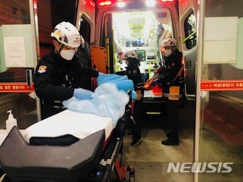 [삼척=뉴시스]김유나 기자 = 10일 밤 강원 삼척 특별구급대가 올해 첫 응급 분만에 성공했다. 산모와 아이 모두 건강하게 병원으로 이송됐다. 2021.01.11. (사진=강원도소방본부 제공) photo@newsis.com