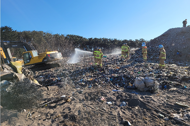 화재가 진압된 호동매립장. 포항남부소방서 제공