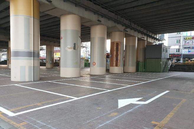 온양온천역 하부 공간에 마련된 노상 공영주차장. 아산시 제공