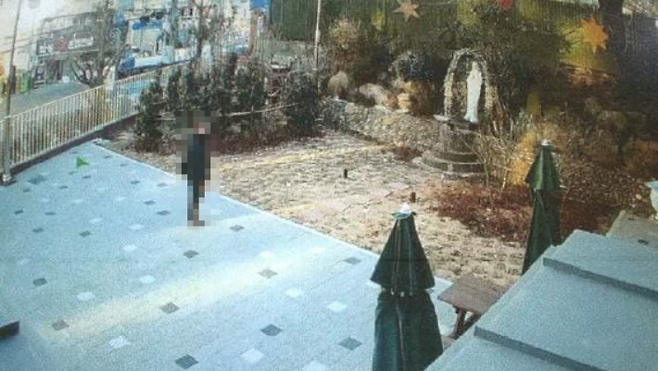 부산의 한 성당에 설치된 성모마리아상이 심하게 훼손됐다. 경찰은 성모마리아상에 돌을 던진 남성을 행방을 쫓고 있다. 부산경찰청 제공