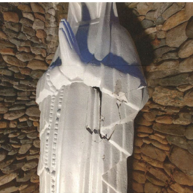 부산의 한 성당에 설치된 성모마리아상이 심하게 훼손됐다. 경찰은 성모마리아상에 돌을 던진 남성을 행방을 쫓고 있다. 부산경찰청 제공