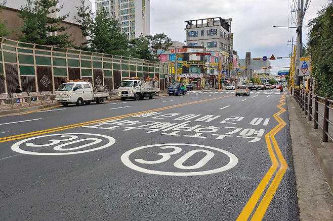 정비 작업을 마친 원동초등학교 어린이보호구역 모습. 오산시청 제공