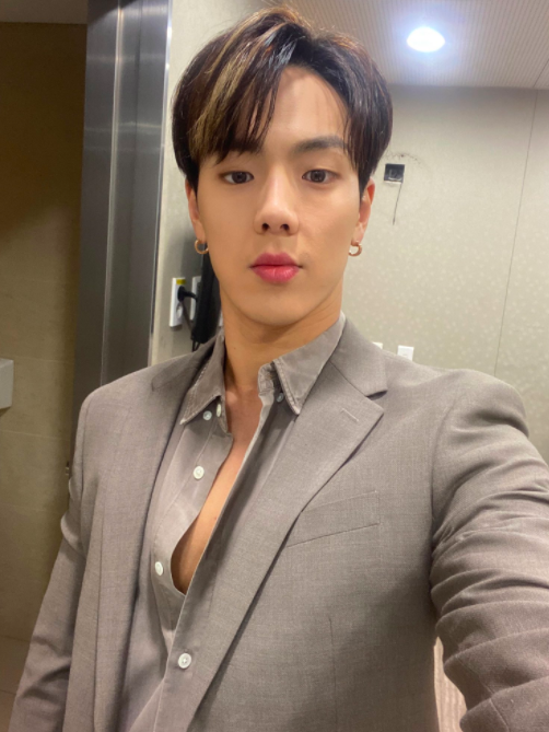 Monstarrrrrrrr X Shownu has called for Mnet Captain America: Civil War Should catch the premiere as he showed off his warm visuals.Shownu tweeted the Monstarrrrrrrr X official on Thursday: Captain America: Are you watching the Civil War well?Meet me Thursday evening #Shownu In the photo uploaded with this, Shounu is staring at the camera in a suit, especially Shounu, who is impressed by his handsomeness even if he does not take a special pose.On the other hand, Shounu is not only loved by Monstarrrrrrrr X, but is also playing a big role as the youngest judge of Captain America: Civil War.Captain America: Civil War is held every Thursday at 8:30 p.m.Monstarrrrrrrr X SNS