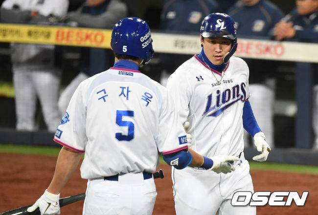 [OSEN=대구, 곽영래 기자] 6일 오후 대구 삼성라이온즈파크에서 '2020 신한은행 SOL KBO리그' 삼성 라이온즈와 NC 다이노스의 경기가 열렸다.8회말 1사 삼성 김동엽이 솔로 홈런을 때린 뒤 구자욱과 기뻐하고 있다. /youngrae@osen.co.kr