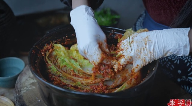 중국의 유명 유튜버가 김장하는 동영상을 올리고는 '중국 음식'으로 소개해 논란이 되고 있다. 사진은 유튜버 리쯔치(李子柒) 동영상 갈무리