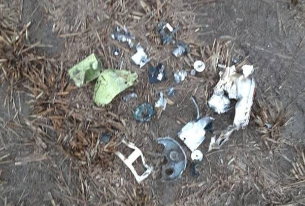지난해 11월 경기 양평군 옥천면 용천2리 마을 한가운데 논에 육군 양평종합훈련장에서 대전차 화기 사격훈련 중에 쏜 보병용 중거리 유도무기 '현궁' 1발이 떨어졌다. 사진은 오발사고 파편. 연합뉴스