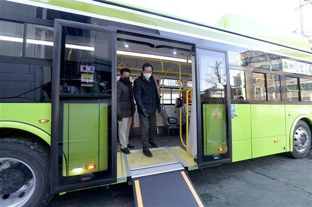 지난 8일 서울 서대문구 홍은2동 연일교통 차고지에서 문석진(오른쪽) 서대문구청장이 전기차 마을버스를 살펴보고 있다.서대문구 제공