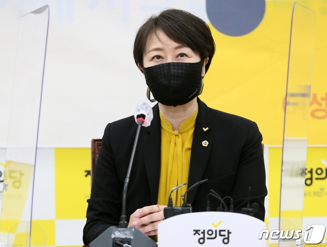 권수정 정의당 서울시의회 의원이 11일 오전 서울 여의도 국회에서 서울시장 출마 기자회견을 하고 있다.  - 뉴스1