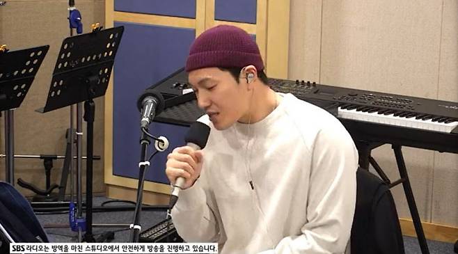 김필이 11일 SBS 파워FM ‘최화정의 파워타임’ 게스트로 나와 라이브를 선보이고 있다. 보는 라디오 캡처