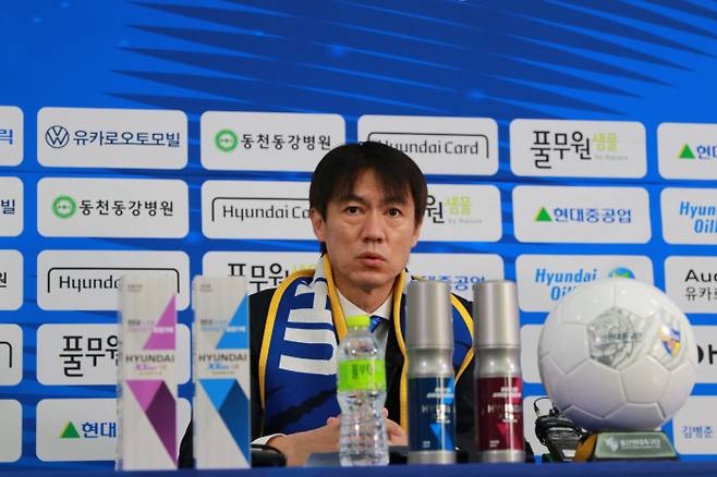 홍명보 울산 현대 신임 감독이 지난 7일 울산 현대 클럽하우스에서 열린 비대면 기자회견에서 우승이 목표라고 밝히고 있다. 울산 현대 제공