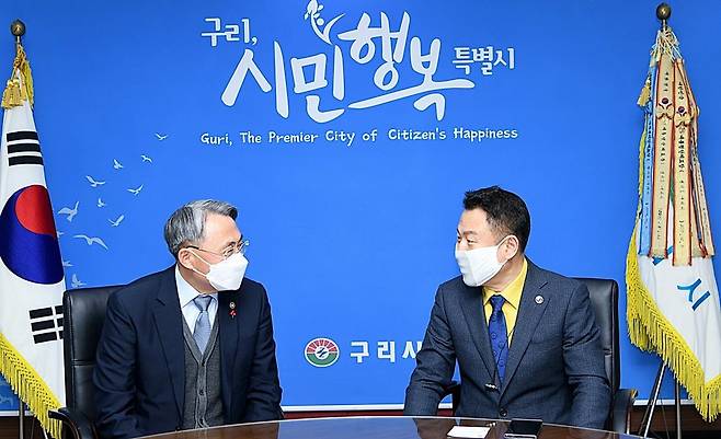 병무청, 국내 첫 입영지원금 지급 구리시에 감사패 (구리=연합뉴스) 모종화(왼쪽) 병무청장이 11일 구리시를 방문, 안승남 시장에게 입영지원금 지급에 대한 감사를 표하고 있다. 2021.1.11 [구리시 제공. 재판매 및 DB 금지]