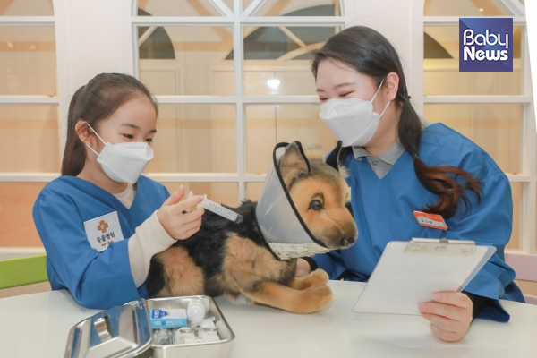 한 어린이가 키자니아가 선보이는 신개념 직업체험 놀이 돌봄 서비스 '키자니아 @Home'을 통해 수의사와 플로리스트를 체험하고 있다. ⓒ키자니아