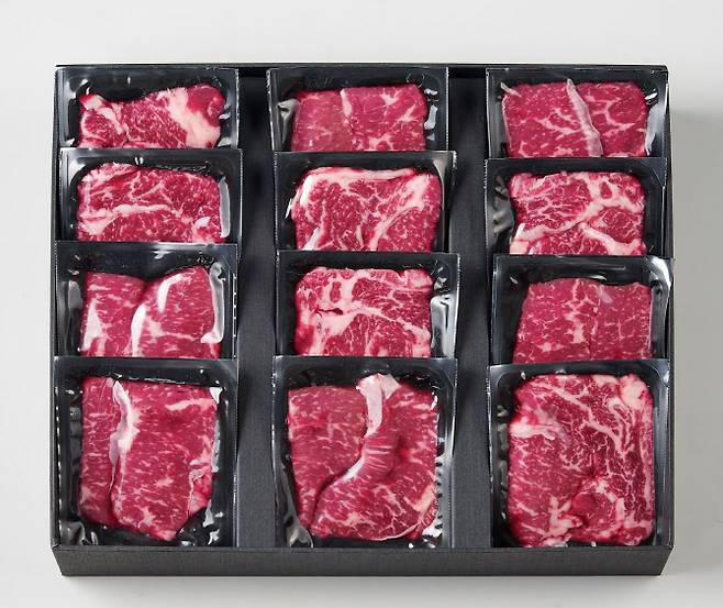 한우 등심/채끝 각 200g*6개로 구성한 ‘한우 한끼 스테이크 세트’ (사진=롯데마트)