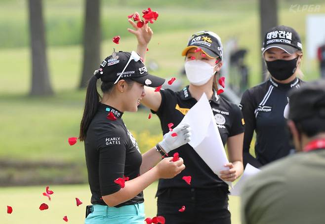지난해 5월 코로나19 확산 이후 처음 열린 KLPGA 챔피언십에서 우승한 박현경(왼쪽)이 동료들로부터 축하받고 있다. (사진=KLPGA)