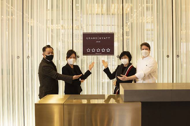 (왼쪽부터) 그랜드 하얏트 제주 폴콱 총지배인, 엘리샤 진 리조트서비스 이사, 김진희 인사 총괄 상무, 올리버 웨버 총주방장이 5성급 현판식을 축하하고 있다(사진=그랜드 하얏트 제주)