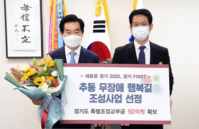 ‘새로운 경기 정책공모 2020, 경기 First’에서 최우수상을 수상한 뒤 안병용 시장(왼쪽)과 황범순 부시장이 기념촬영을 하고 있다.(사진=의정부시 제공)