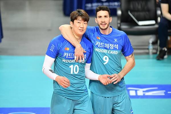 남자배구 우리카드가 알렉스(오른쪽)와 나경복을 앞세워 임동혁, 곽승석, 정지석이 분전한 대한항공을 꺾고 선두권 진입을 노린다. [사진=KOVO 한국배구연맹 제공]