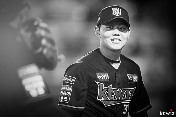 프로야구 kt wiz 투수 소형준이 이정후와 강백호를 뛰어넘는 역대 국내 고졸 2년차 선수 최고 연봉을 갈아치웠다. [사진=KT 위즈 페이스북]