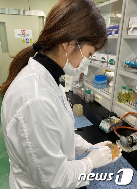 전남보건환경연구원 연구원들이 감염병에 대한 검사를 진행하고 있는 모습.(전남도 제공) 2020.1.3 /뉴스1 © News1 전원 기자