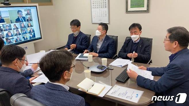 강원농협은 12일 오전 지역본부에서 비대면 화상회의를 갖고 2021년 중점추진사항을 전달했다.(농협 강원지역본부 제공) © 뉴스1