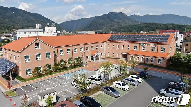 거창군은 보호자 없는 365안심병동사업을 2개 병원으로 확대 운영한다 사진은 거창군 보건소 전경© 뉴스1