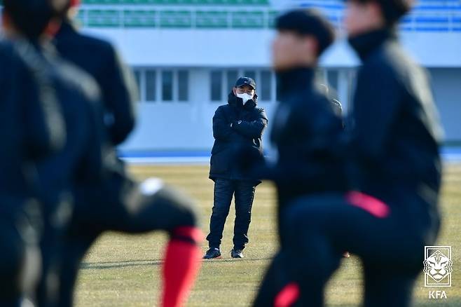 김학범 올림픽 대표팀 감독이 12일 강릉 종합운동장에서 진행된 훈련을 지켜보고 있다. (대한축구협회 제공) © 뉴스1