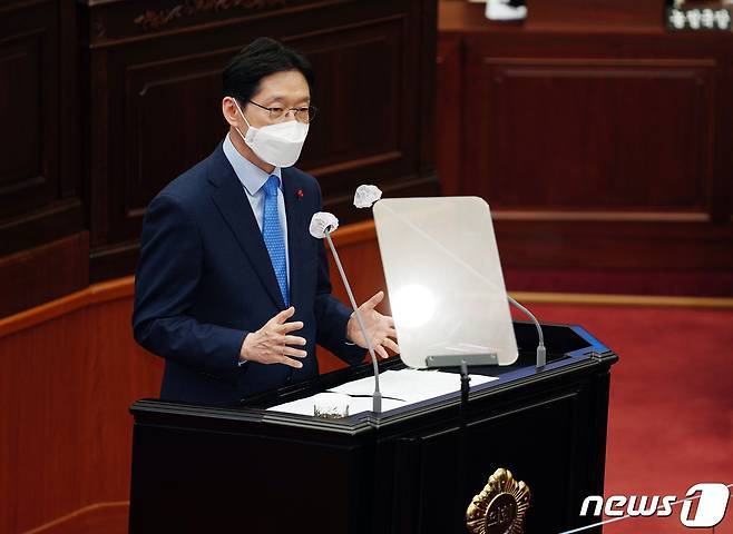 김경수 경남도지사가 12일 경남도의회에서 지금보다 강화된 수준의 지방자치․분권의 필요성을 강조하고 있다.(경남도 제공)2021.1.12.© 뉴스1