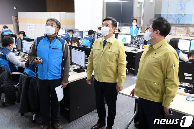서정협 서울시장 권한대행이 수도권 지역에 폭설이 내린 12일 오후 서울시청 제설대책상황실을 찾아 제설상황을 보고받고 있다.(서울시 제공) 2021.1.12/뉴스1
