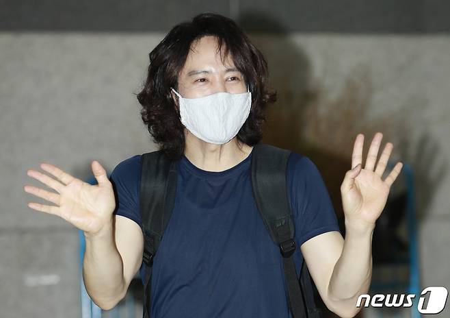 가수 양준일이 25일 오후 경기도 일산 MBC드림센터에서 열린 MBC every1 예능 프로그램 '비디오스타' 녹화를 마친 뒤 방송국을 나서고 있다. 2020.6.25/뉴스1 © News1 권현진 기자