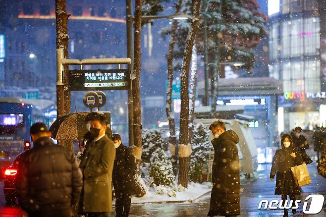 수도권 전역에 많은 눈이 내린 12일 오후 서울 중구 롯데백화점 앞 버스정류장 전광판에 지하철 이용 당부 안내 문구가 떠 있다. 2021.1.12/뉴스1 © News1 안은나 기자