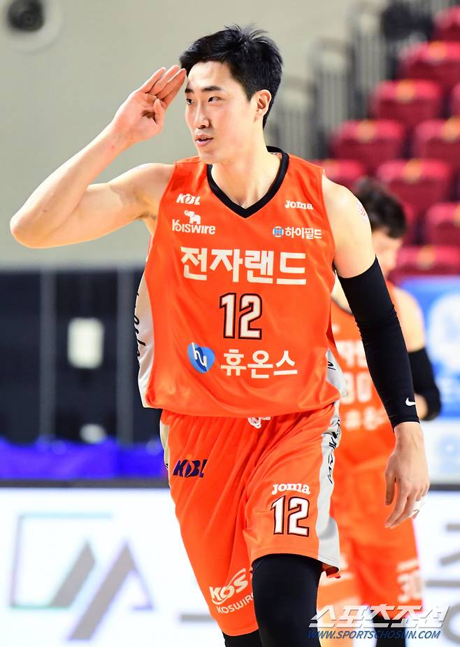 2020-2021 프로농구 인천전자랜드와  안양KGC의 경기가 12일 인천삼산실내체육관에서 열렸다. 인천전자랜드 정효근이 3점 슛을 성공시키고 벤치를 향해 거수경례를 하고 있다. 인천=최문영 기자  deer@sportschosun.com /2021.01.12/