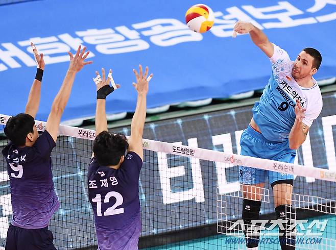 12일 인천 계양체육관에서 배구 V리그 남자부  대한항공과 우리카드의 경기가 열렸다. 우리카드 알렉스가 대한항공 블로킹을 앞에 두고 스파이크를 날리고 있다. 인천=송정헌 기자 songs@sportschosun.com/2021.01.12/