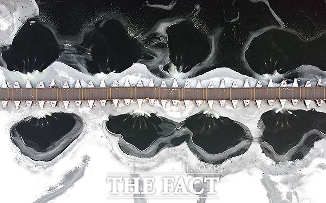 매서운 한파가 일주일째 이어지는 12일 오전 경기도 양평군 두물머리와 세미원을 이어주는 배다리 주변이 꽁꽁 얼어 있다. /양평=이새롬 기자