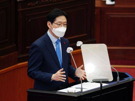 김경수 경남도지사가 도의회 연설을 하고있다.