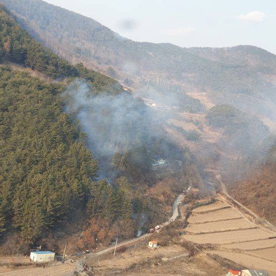 사천시 정동면  인근 창고 주변 화재로 산불이 발생 현장.(사진=경남도)