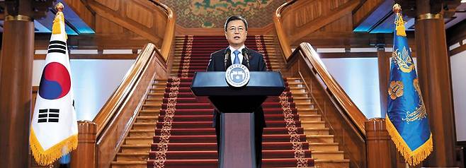 文대통령, 靑본관서 신년사 - 문재인 대통령이 11일 청와대에서 신년사를 하고 있다. 문 대통령은“주거 문제의 어려움으로 낙심이 큰 국민들께 매우 송구한 마음”이라고 말했다. 문 대통령이 부동산 가격 폭등과 관련해 공식 사과한 것은 처음이다. /뉴시스
