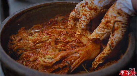 중국 유튜버가 한국식으로 김치를 담근 뒤 'Chinese Food'라고 소개한 영상. /유튜브