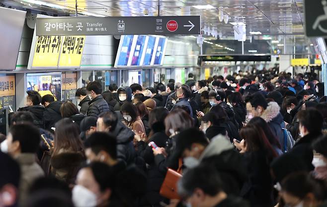 많은 눈이 내린 12일 오후 서울 지하철 강남역 승강장이 퇴근하는 시민들로 붐비고 있다/연합뉴스