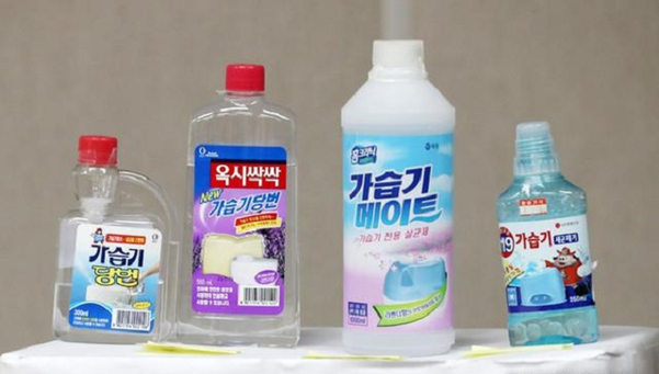 지난해 7월 서울 중구 사회적참사특조위 대회의실에서 열린 가습기살균제 피해규모 정밀추산 연구 결과 발표 기자회견에서 가습기 살균제 주요 사용제품이 보이고 있다. /뉴시스