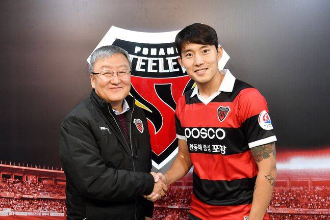 포항 유니폼을 입은 신진호. ⓒ 포항 스틸러스