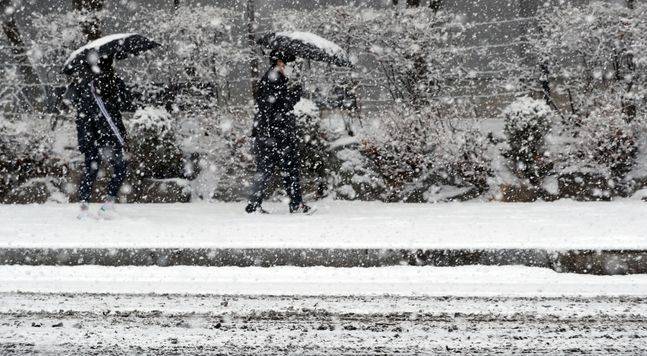 12일 오후 경기 고양시 일산서구 한 거리에서 시민들이 발걸음을 옮기고 있다.ⓒ쿠팡