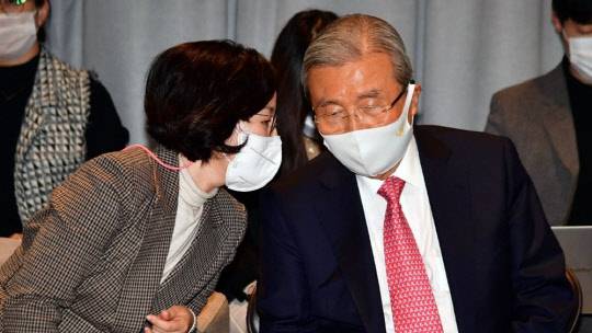 김종인(오른쪽) 국민의힘 비상대책위원장과 김현아 비상대책위원이 작년 11월 16일 경기도 과천 지식정보센터 모델하우스를 방문해 아파트 청약시장 부동산 정책 현장 점검을 하며 대화를 하고 있다. <연합뉴스>