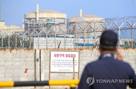 경주시 양남면 월성원자력발전소에 가동이 정지된 월성 1호기(오른쪽)가 보인다. 연합뉴스
