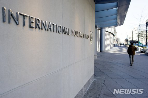【워싱턴=AP/뉴시스】 미국 워싱턴 국제통화기금(IMF) 본부. 2019.10.17 /사진=뉴시스